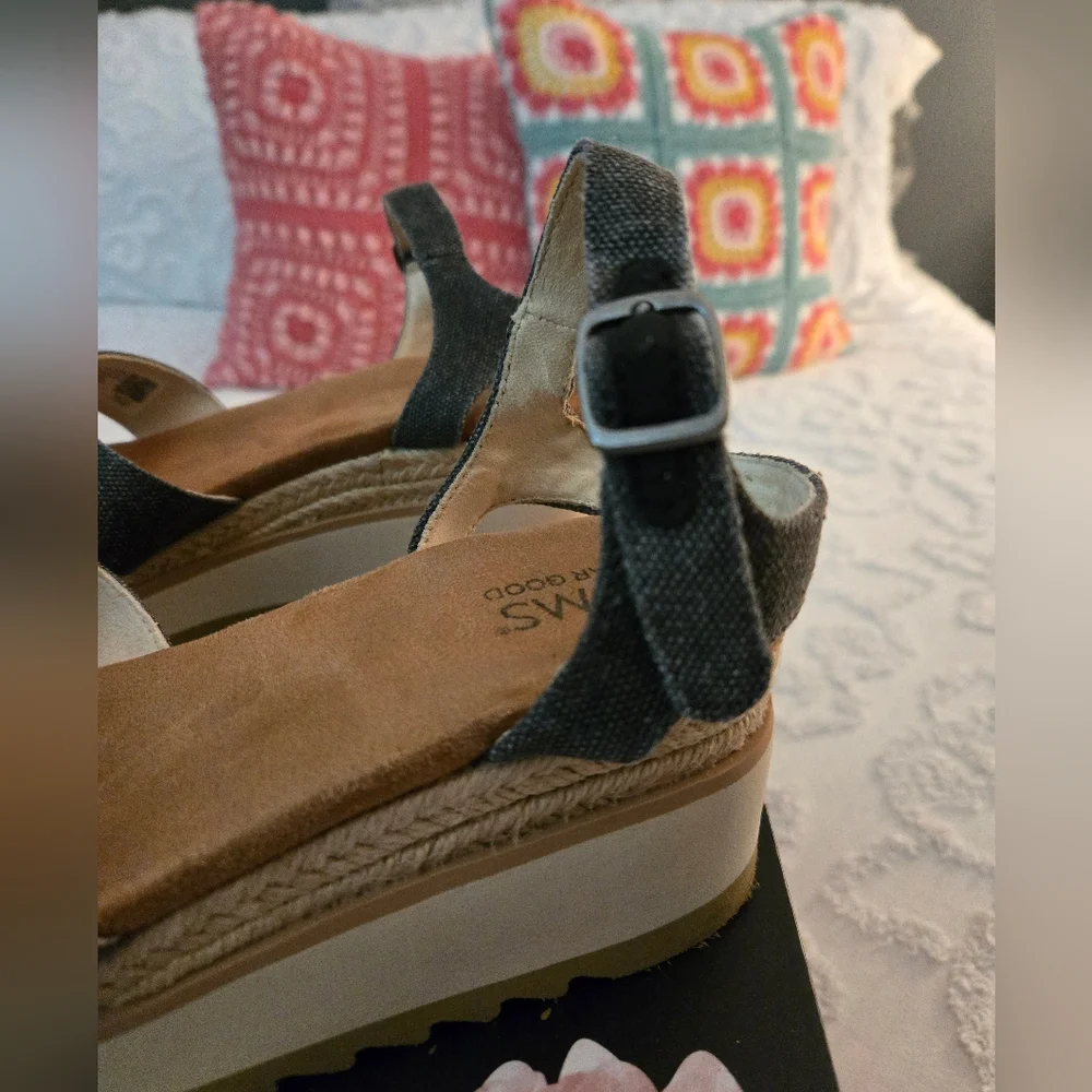 TOMS Sandals - Picture 5 of 10
